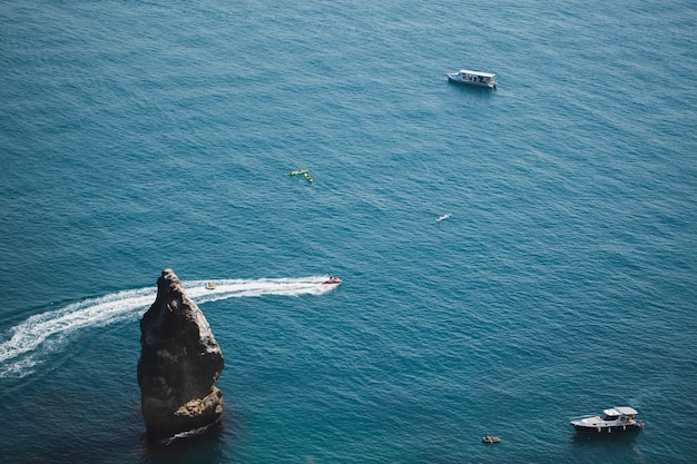 Homem andando de jet ski no mar