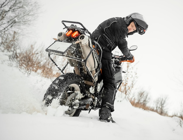 Foto homem andando de moto em dia de inverno