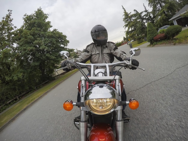 Homem andando de moto nas ruas