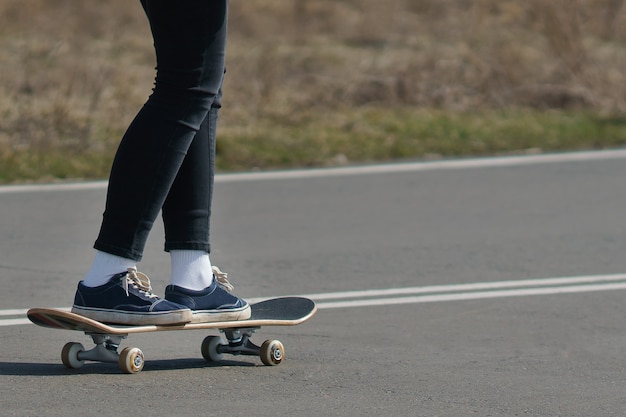 Homem andando de skate com tempo bom