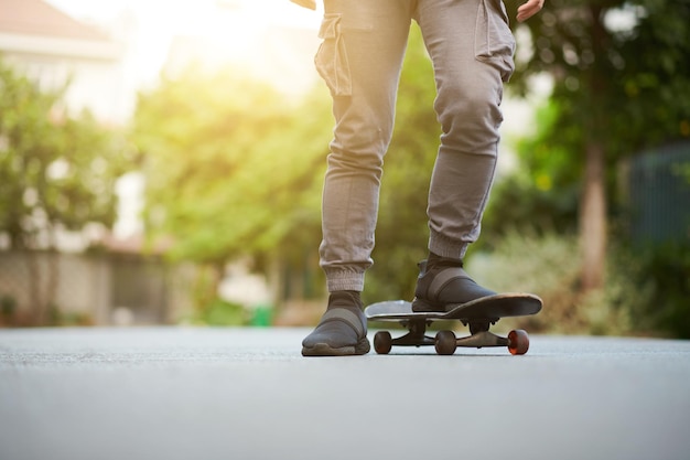 Homem andando de skate