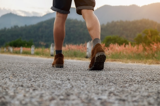 homem andando em uma estrada no campo