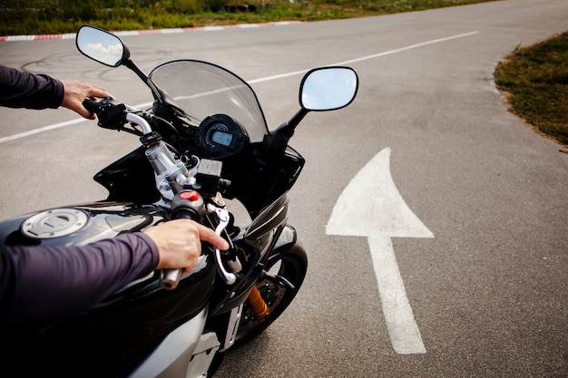 Homem andando na estrada na moto