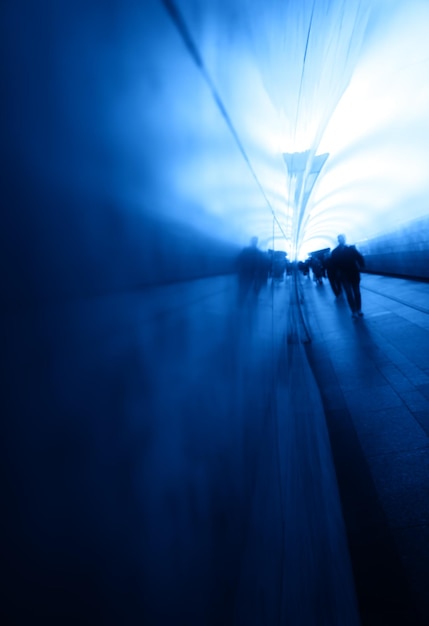 Homem andando no fundo azul do metrô de Moscou