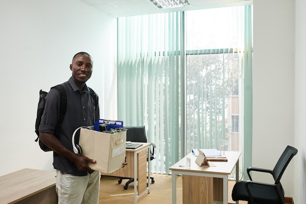 Homem animado chegando ao novo local de trabalho