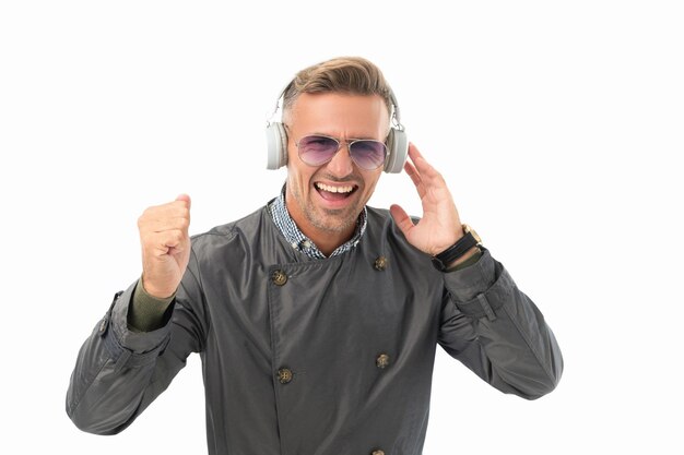 Foto homem animado comemorando com música fazendo música de gesto vencedor