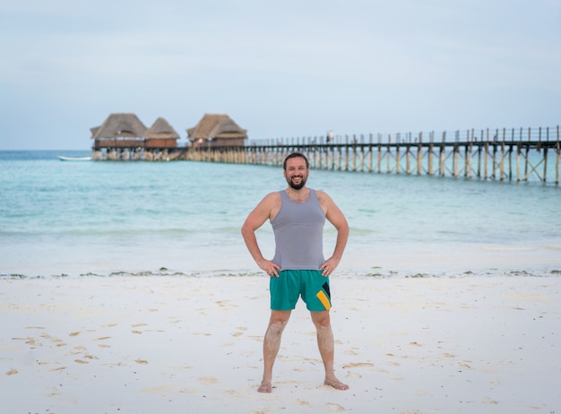 Homem animado feliz na praia tropical