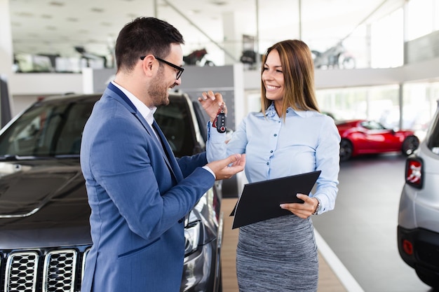 Homem animado feliz por comprar um carro novo.