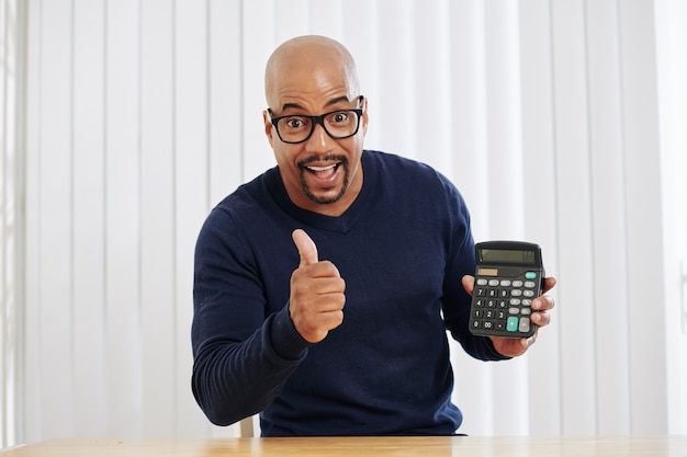 Homem animado mostrando calculadora