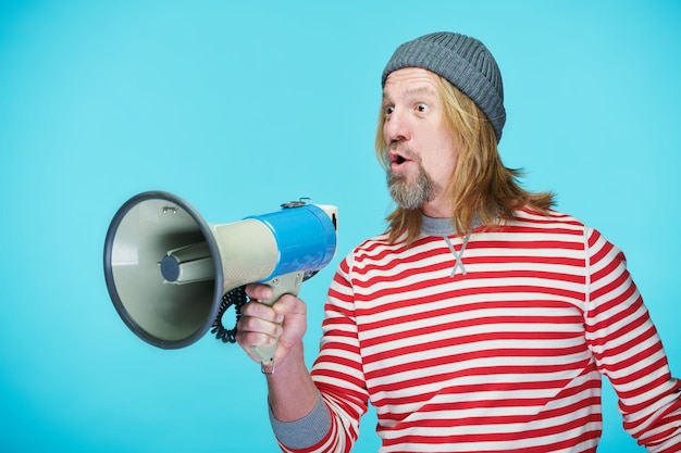 Homem anunciando anúncio em megafone