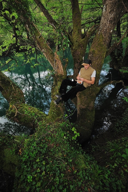 homem ao ar livre na natureza relaxando