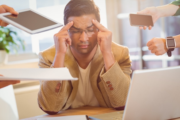 Foto homem ao lado do trabalho