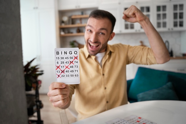 Foto homem apaixonado por jogar bingo