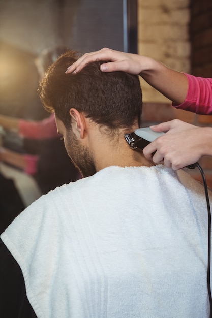 Homem, aparando o cabelo