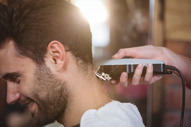 Homem, aparando o cabelo