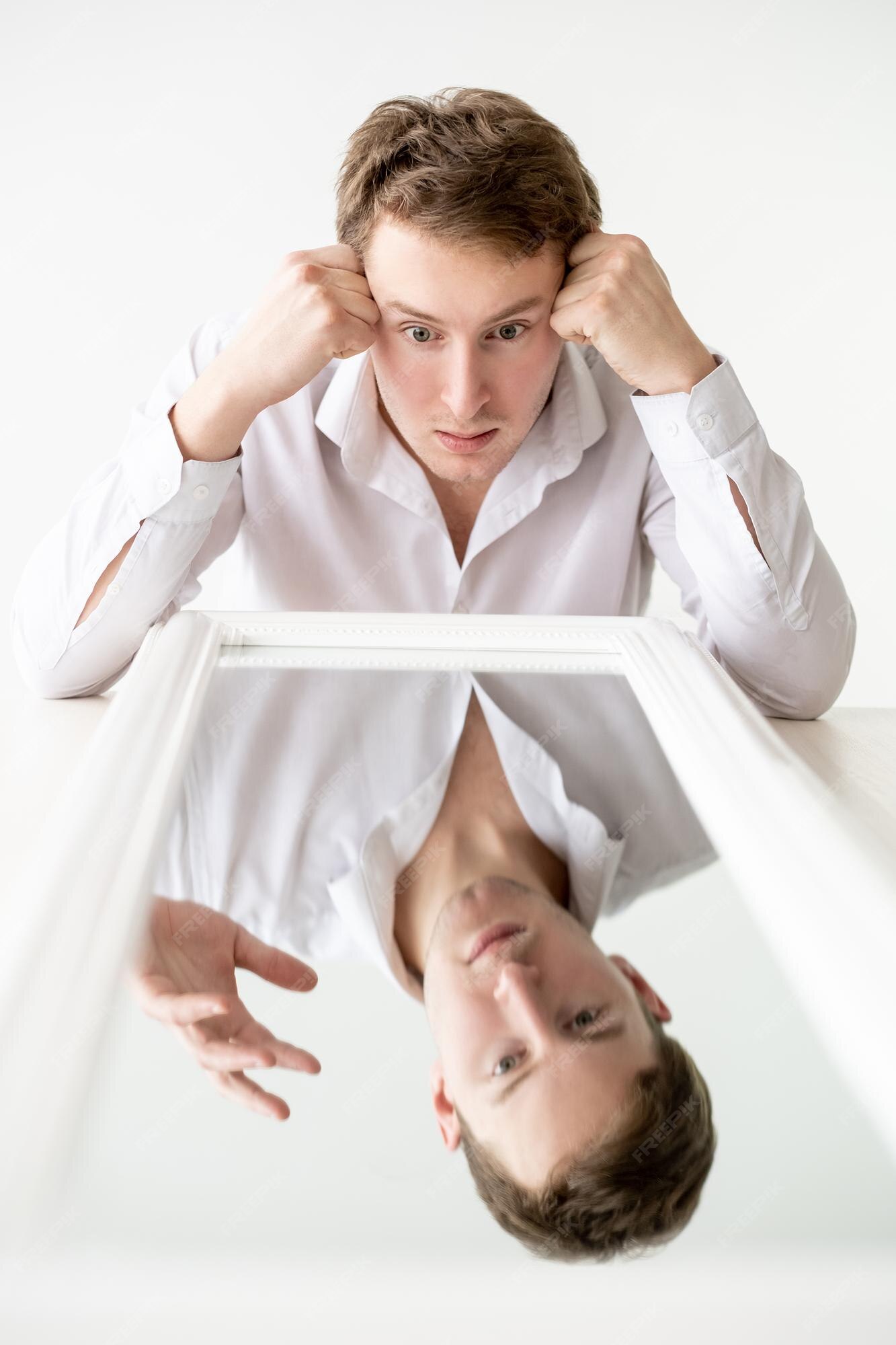 Perfil Lateral Estressado Triste Jovem Chorando Sentado Fora Segurando A  Cabeça Com As Mãos Olhando Para Baixo. Sentimentos De Emoção Humana Fotos,  retratos, imágenes y fotografía de archivo libres de derecho. Image