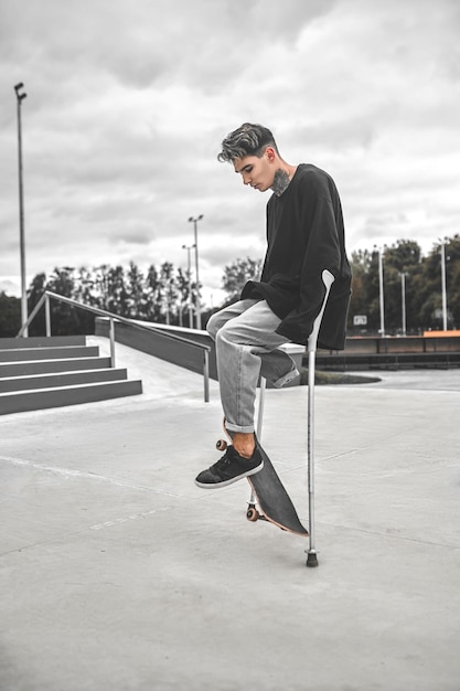 Homem apoiado em muletas pendurado sobre o skate