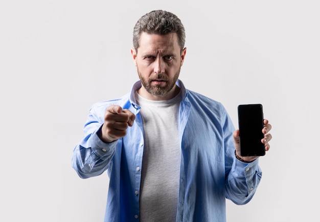 Foto homem aponta o dedo e mostra o aplicativo de telefone no estúdio mostrando o aplicativo de telefone