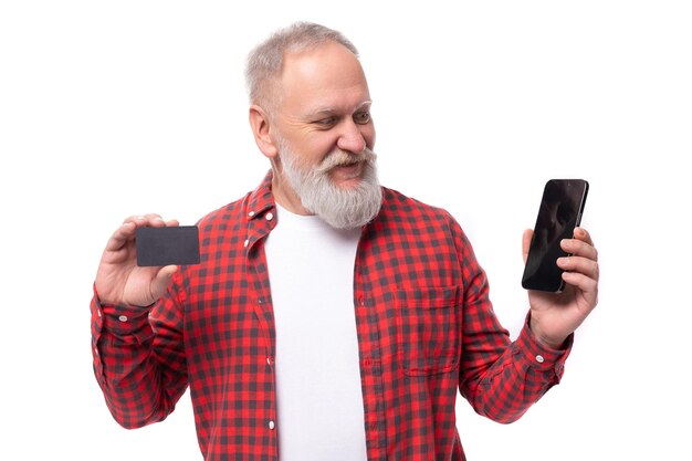 Homem aposentado bonito com barba branca e bigode mostrando cartão de banco