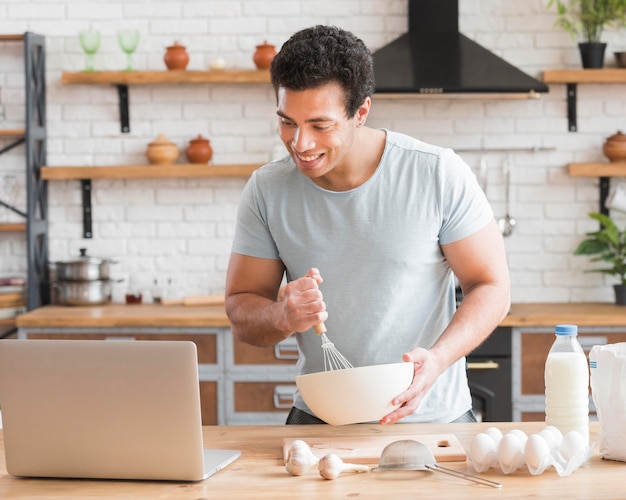 Foto homem aprendendo a cozinhar a partir de cursos on-line