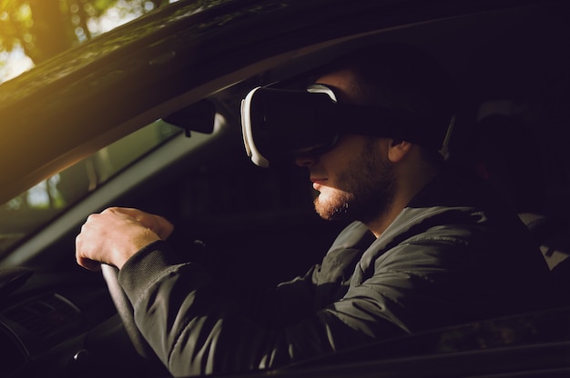 Homem aprendendo a dirigir com óculos de realidade virtual