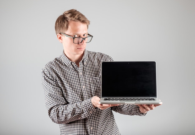 Homem apresentando algo na tela do laptop em branco