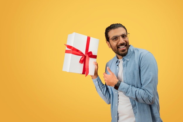 Homem apresentando presente com excitação