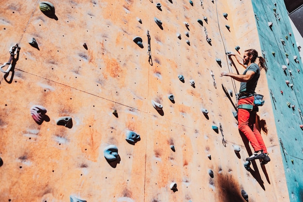 Homem apto praticando escalada