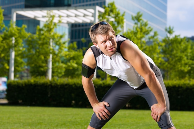 Homem aquecimento ee alongamento antes do esporte