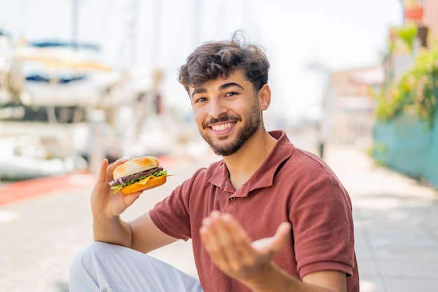 Foto homem árabe bonito ao ar livre