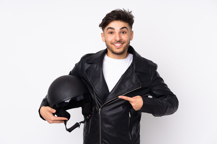 Foto homem árabe com um capacete de moto isolado na parede branca com expressão facial de surpresa