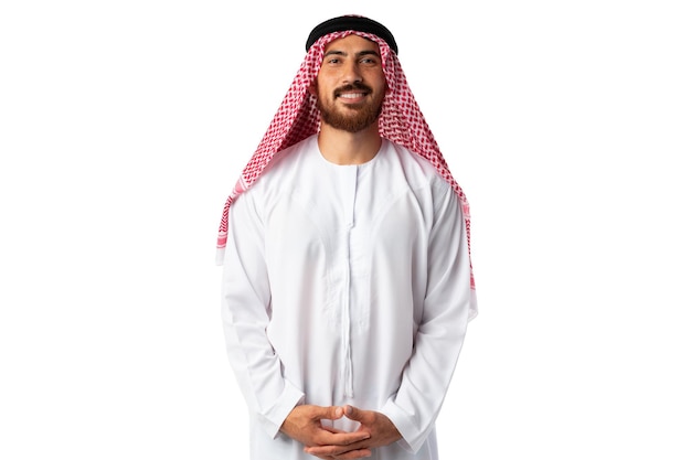 Homem árabe sorridente em pé em um estúdio branco