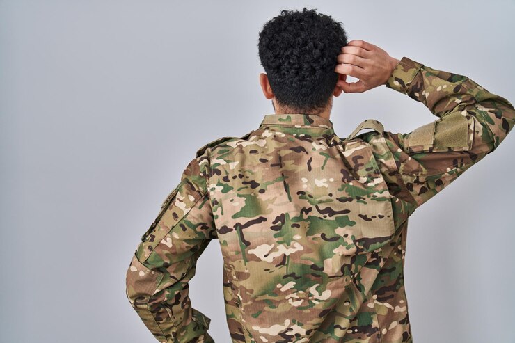 Foto homem árabe vestindo uniforme de camuflagem do exército para trás pensando em dúvida com a mão na cabeça
