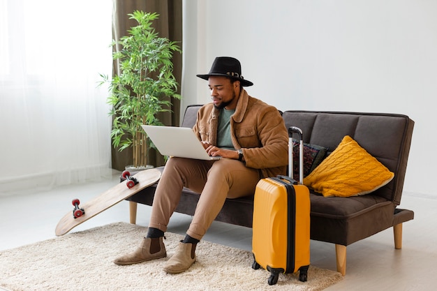 Foto homem armado com laptop