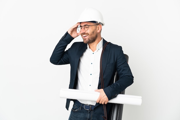 Homem arquiteto com capacete segurando plantas isoladas no fundo branco e sorrindo muito