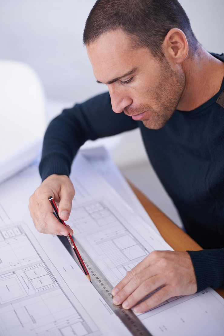 Foto homem arquiteto e plano de piso ou desenho de edifício como projeto de plano com régua para planejamento, esboço ou engenharia pessoa masculina lápis e projeto com ilustração de papel de renovação ou escala