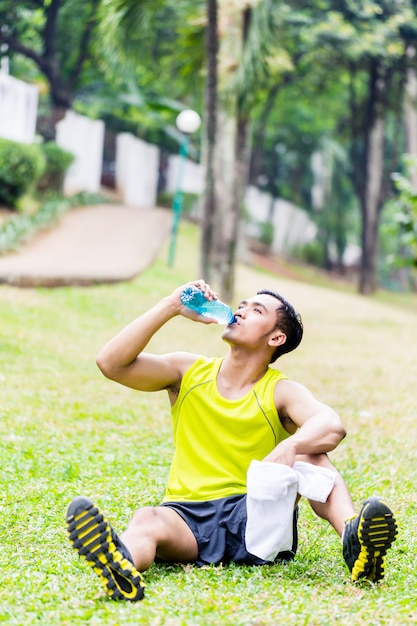 Homem asian, tendo, partir, de, treinamento esporte