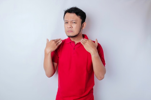 Homem asiático atraente com gesto de mão posar rejeição ou proibição com espaço de cópia