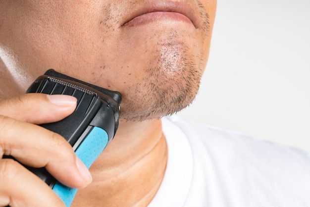 Foto homem asiático barbear sua nova barba curta