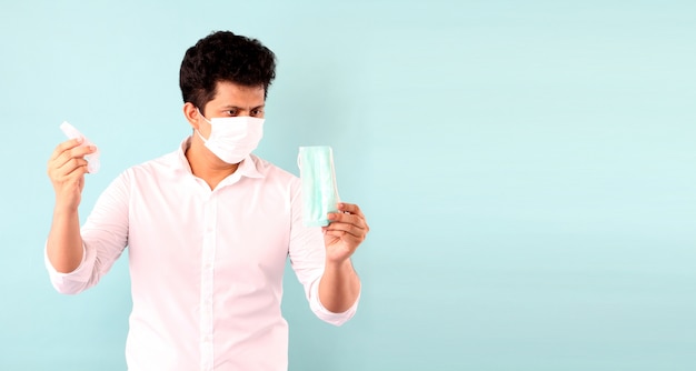 homem asiático bonito usando gel de álcool e usando máscara médica, recomendar a prevenção de vírus e várias doenças. isolado