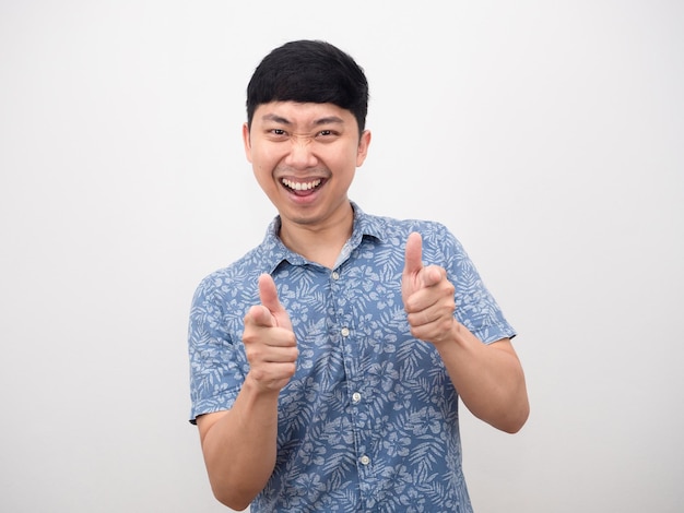 Homem asiático camisa azul emoção engraçada gesto sorridente apontar o dedo para você