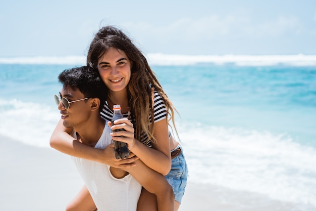 Foto homem asiático carregando suas mulheres nas costas