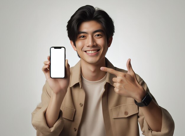 Foto homem asiático com camisa castanha apontando para o telefone usando smartphone sorrindo conceito de financiamento bancário on-line