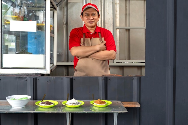 Foto homem asiático com chapéu e avental cozinhando serabi