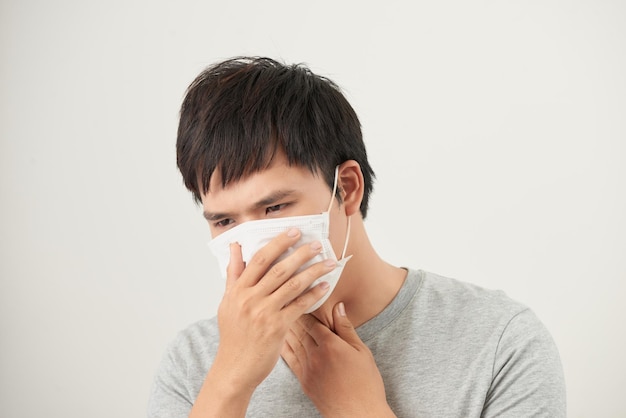 Homem asiático com máscara facial e tosse