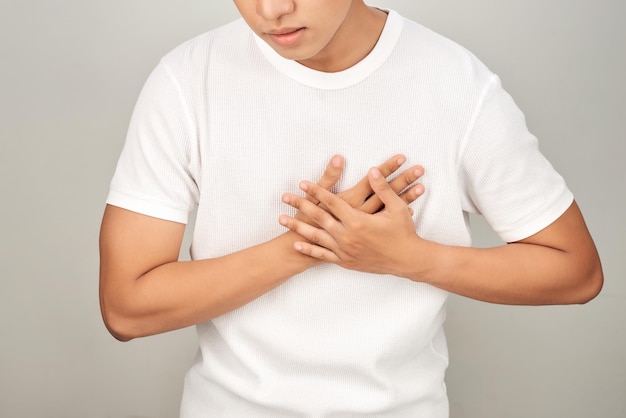 Homem asiático com peito apertado de fundo branco de ataque cardíaco Conceito de pessoa doente