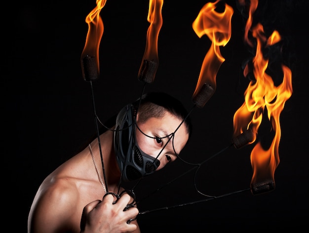 Homem asiático com show de fogo