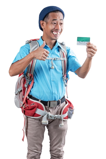 Homem asiático com um gorro e uma mochila segurando cartão com um polegar para cima gesto em pé