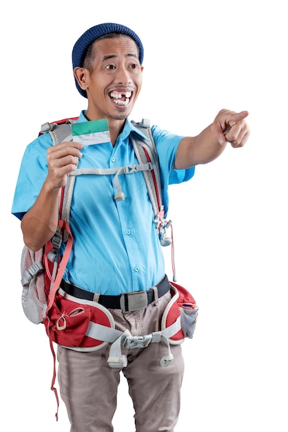 Homem asiático com um gorro e uma mochila segurando o cartão e apontando para algo