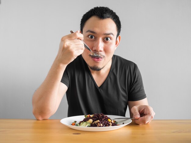 Homem asiático come comida limpa para uma boa vida saudável.